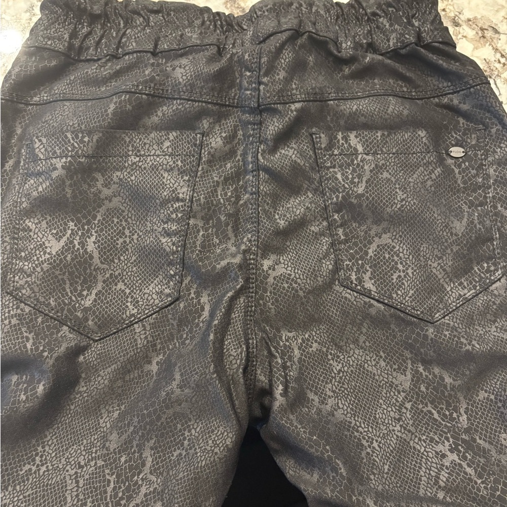 Black beautiful snake skin pattern Bevy flog inseam 28
Size 27 
Gently used.